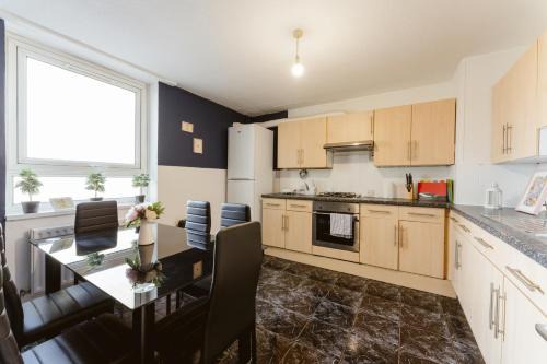 Lansbury House | Langdon Park DLR beds to stay
