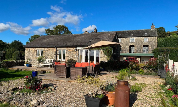 Casterton Cottage | LANGTHWAITE COTTAGE, pet friendly, with hot tub in Kirkby Lonsdale