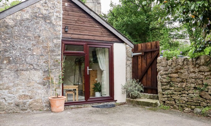 Lanlivery Cottage | LANNLYVRI LODGE, pet friendly in Lostwithiel