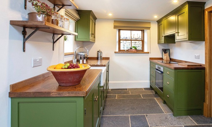 Sutton-in-Craven Cottage | LAPWING COTTAGE, character holiday cottage, with hot tub in Cowling