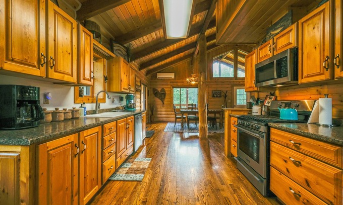 Eureka Cabin | Larch Lodge – 3 BDR Secluded Log Cabin & Pet Friendly!
