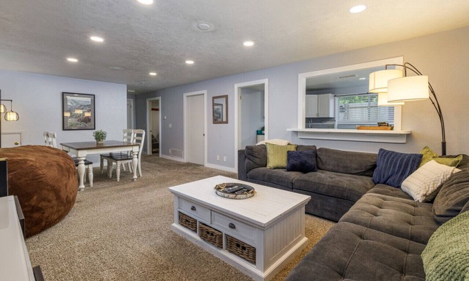 Cottonwood Heights Apartment | Large 2 BD Basement Apt|Cute n Cozy|Close to Ski