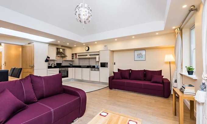 The Liberties Apartment | Large 2 BDRM with balcony. Early check-in available