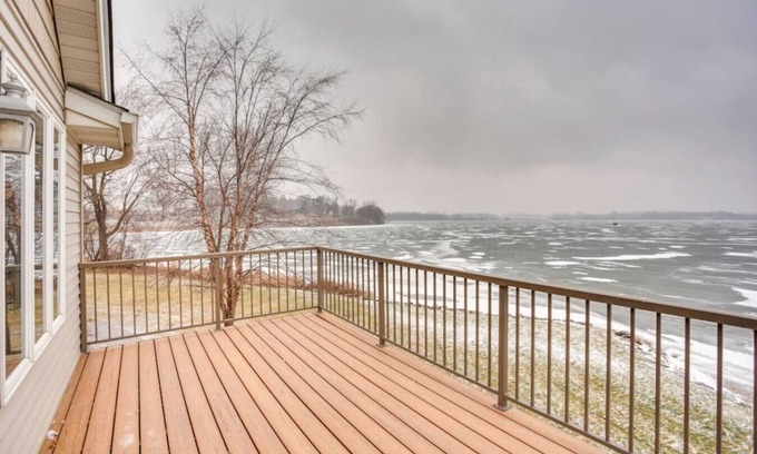 Howard Lake House | Large 2 bedroom on the water!