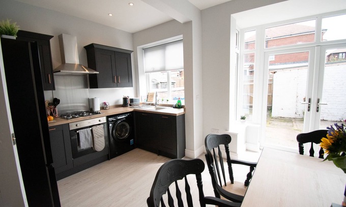 Oldham House | Large 3 Bedroom House with family bathroom