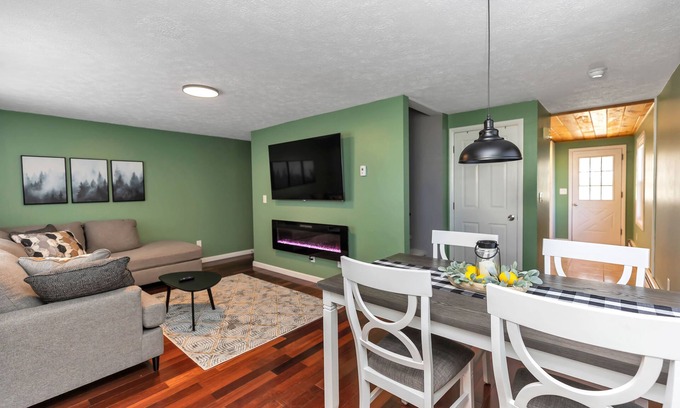 Rimmon Heights House | Large 3 floor Townhome with Patio, Backyard and Sauna