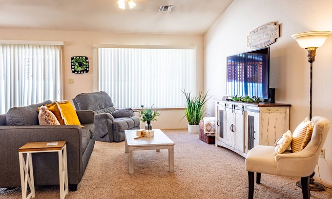 Grand Junction House | Large 3BR 2Bath near everything - king bed - jacuzzi tub