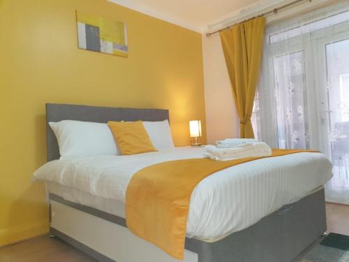 Slough Apartment | Large 4bed house up to 7beds parking Slough Train Station