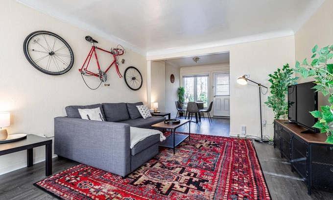 Dicken House | Large 4BR Stadium Getaway, Walk to the Big House!