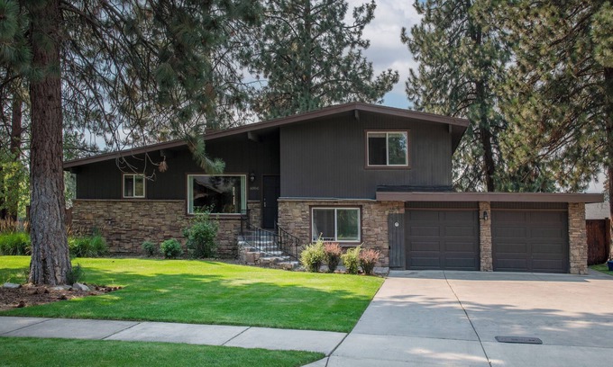 Southwest Bend House | Large 5 Bed , 3bath home close to Deschutes River and Old Mill Shopping District