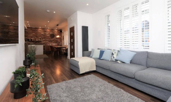 Bearsden House | Large 5-Bed House Family home in Bearsden, Glasgow