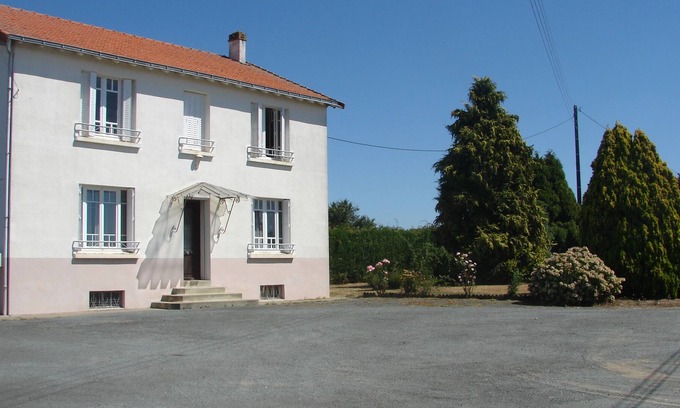 Le Boupere House | Large 5 Bedroom Detached House + large private gardens & free unlimited internet