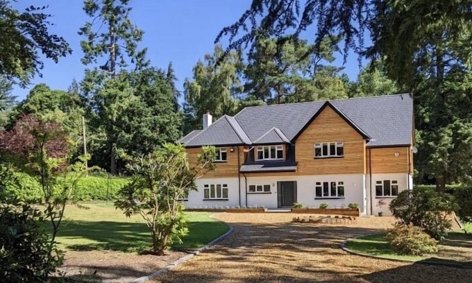 Ferndown House | Large 5 Bedroom Family home set within 3/4 acre of beautiful gardens