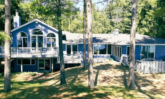 Two Rivers House | Large 5 Bedroom House with Huge 6 mile Sandy Beach On Lake Michigan State Park!