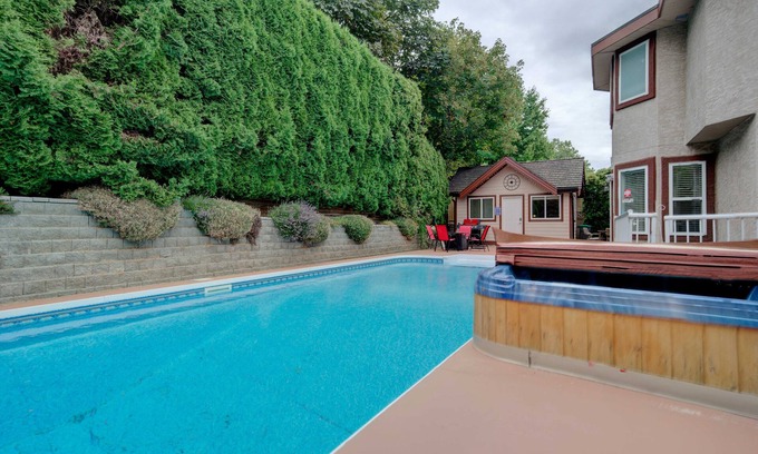 Fleetwood House | Large 8 BDRM, AC, sleeps 22, pool, hot tub, pool table
