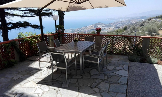 Cipressa Apartment | Large accommodation with three rooms and garden with sea view