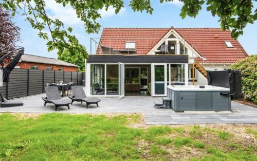 Henne House | Large Activity House With Free Waterpark And Bowling,