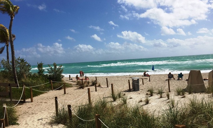 Hollywood South Central Beach Condo | Large and cozy Hollywood Condo on the beach in South Florida!