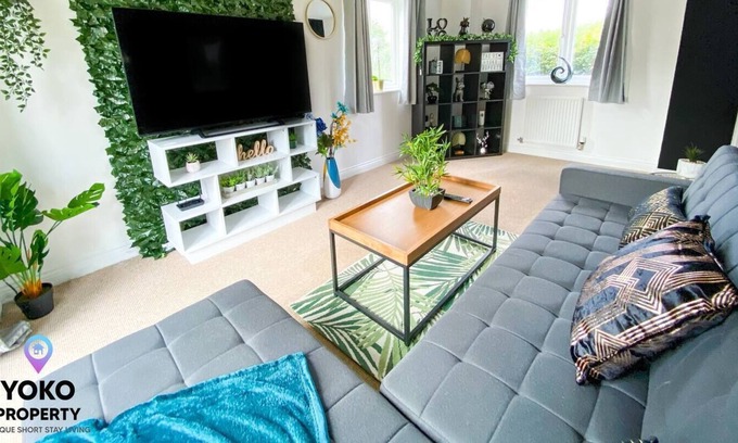 Newport Pagnell House | ⭐Large and Spacious House with Free Parking, Garden & Netflix by Yoko Property ⭐