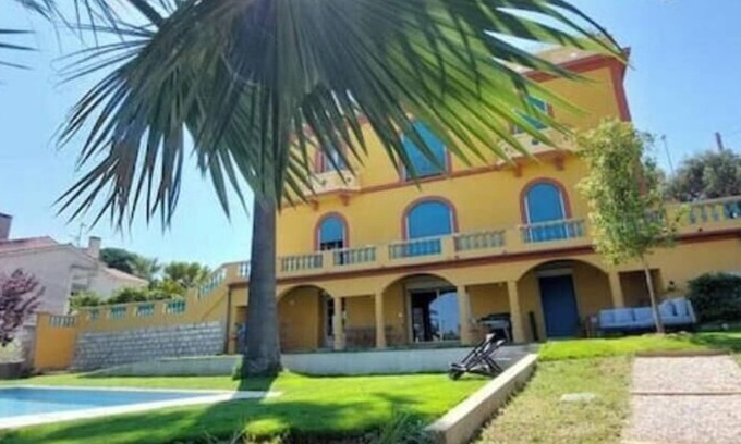 Saint-Laurent-du-Var House | Large apartment in villa with garden and pool
