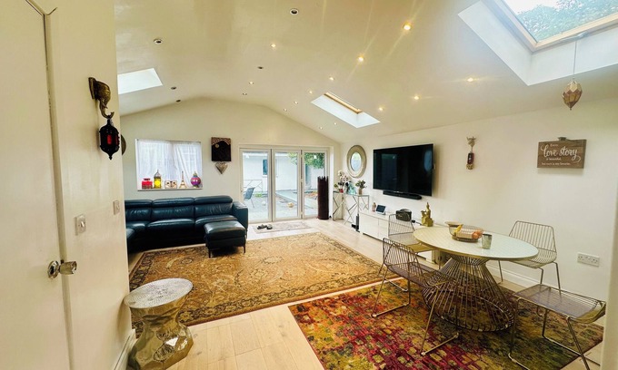 Beddington North House | Large Beautiful 5 BED Home in LONDON