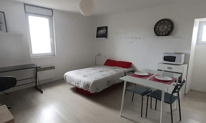 Saint-Brieuc Apartment | Large bright studio, located on the 2nd and last floor of a small condominium