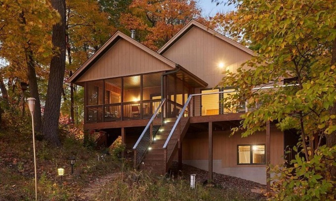 South Haven House | Large Cabin on Lake Sylvia with Tiki Hut