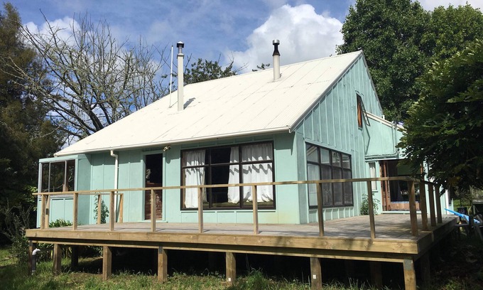 Owhango House | Large casual bach w indoor spa and drying room