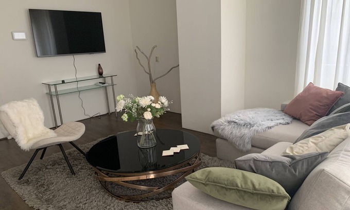 Nieuw-West House | Large City House with Prive Garden and Parking
