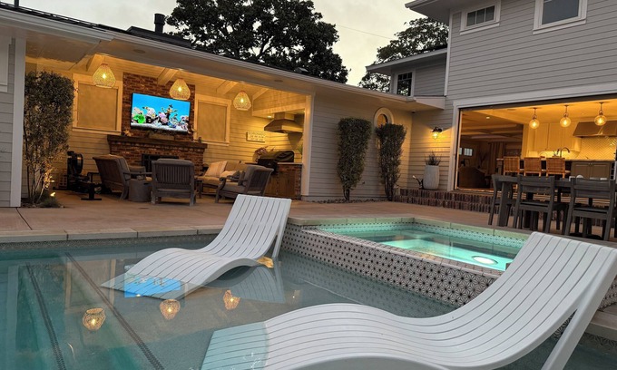 Coronado House | Large Coastal Home with 4 Bed, 4 Bath - Pool, Spa, Outdoor "Coronado" Room