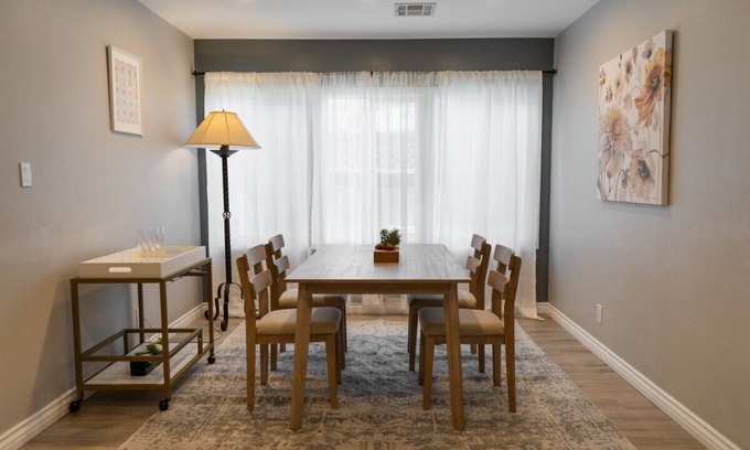 NoHo Arts District House | LARGE COMFORTABLE 5-BEDROOM HOME IN NORTH HOLLYWOOD (p6)