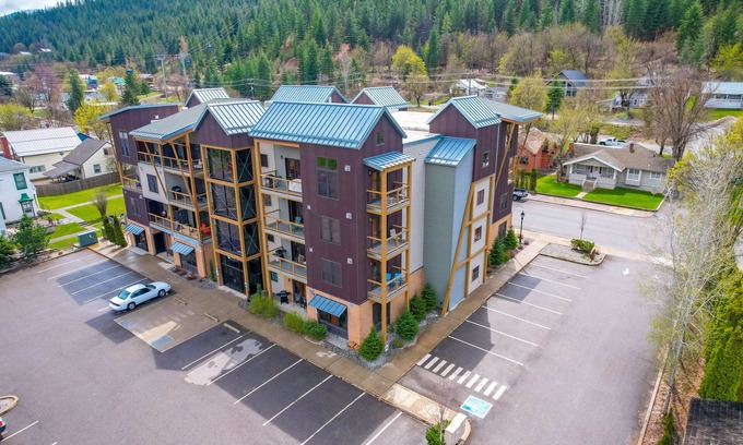 Kellogg Condo | Large Condo Full Kitchen - Ski or Bike, Mtn Views, Hot tub, Fireplace