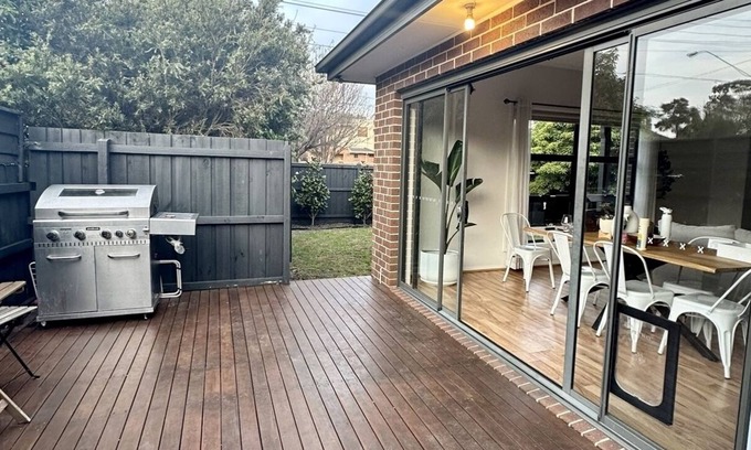 Glenroy House | Large cozy house 15 mins drive to the city, 2 mins to train & 10 mins to airport