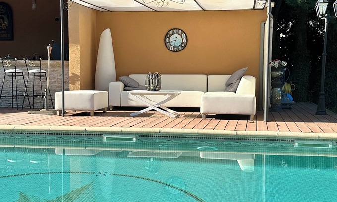 Avignon Villa | Large detached villa in Avignon for 12 people