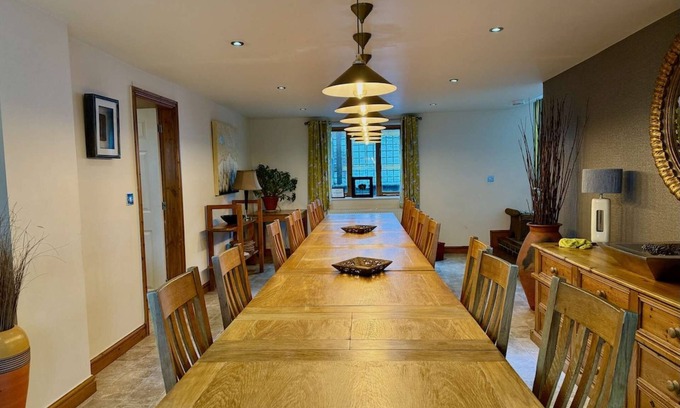 Newton Grange House | Large, Dog-friendly, Seven-bedroom Farmhouse with hot tub