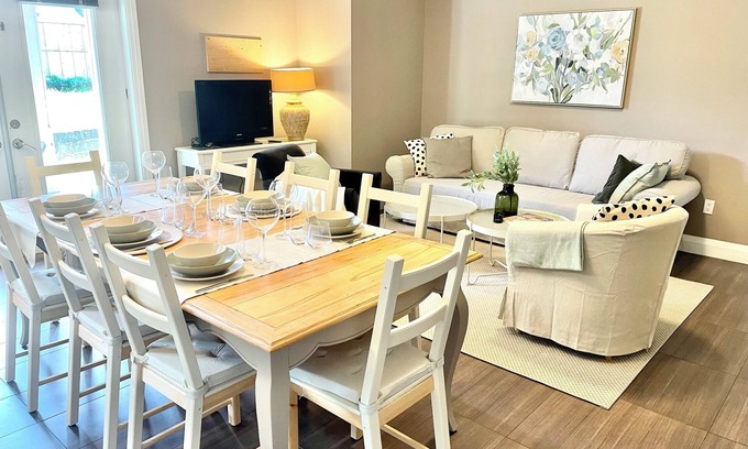 Coquitlam House | LARGE EXECUTIVE & NEW SPACIOUS 3 Bdrm HOME, 30 min to DT! FREE PARKING, FAST Net
