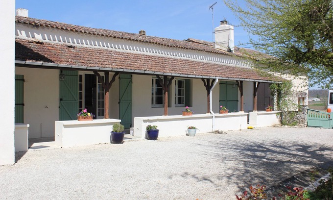 Saint-Jean-de-Duras Other | Large family and pet friendly farmhouse with substantial grounds & swimming pool