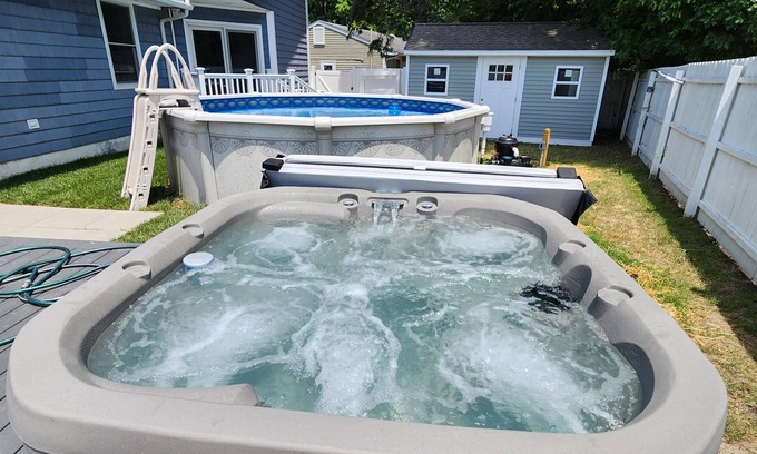 Town Bank House | Large Family Fun, 6BR/3 Bath, POOL, HOTTUB, Fenced Yard