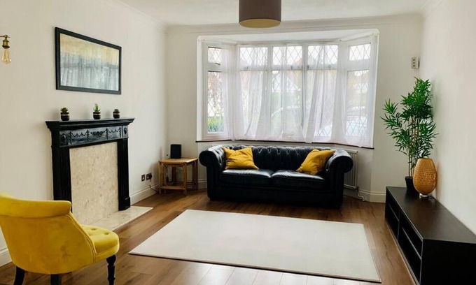 St. Andrew's Apartment | Large family home with easy access to M25 & London