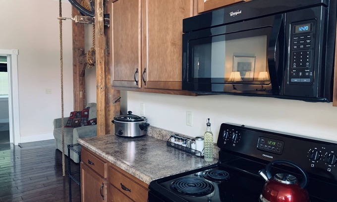 Petersburg Apartment | Large family lodging in a quaint town. Great for large groups or gatherings.