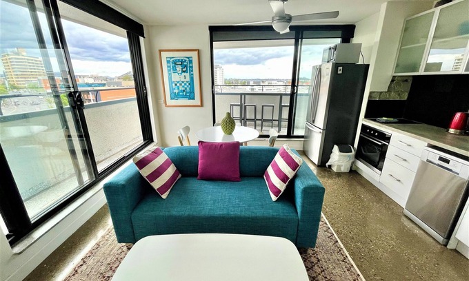 Spring Hill Apartment | Large Funky City Apartment