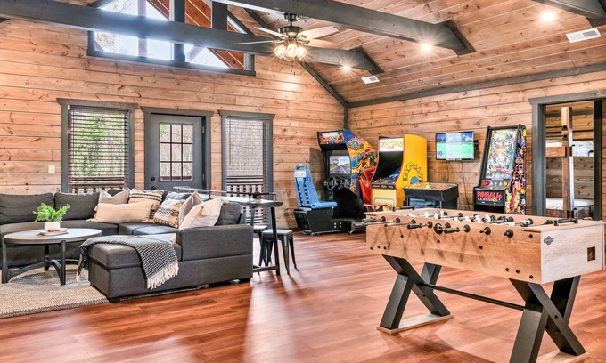 Caton Cabin | Large Groups ~2 Pools ~16 BR~Side by Side Cabins