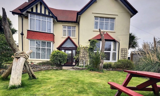 Newquay City Centre House | Large House in an Ideal Location for Families. 5 min to the Beach