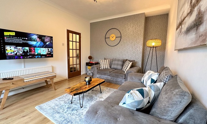 Beaufort House | Large house on the edge of the Brecon Beacons - Five-Bedroom House