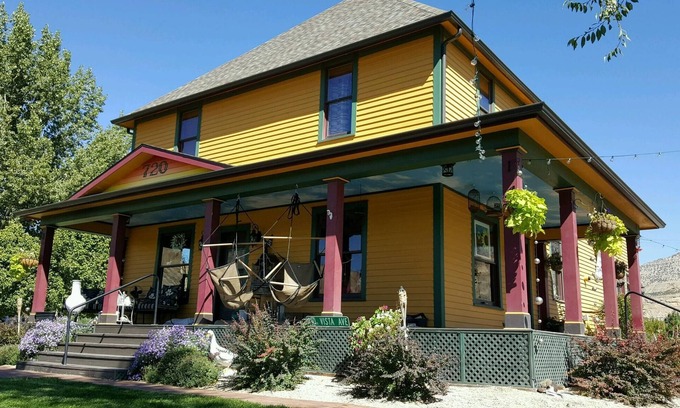Palisade House | LARGE HOUSE - Perfect for groups! In the middle of WINE COUNTRY - WALK TO TOWN!