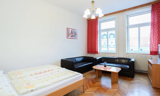 Josefstadt Apartment | Large, inexpensive 3 room apartment near subway station