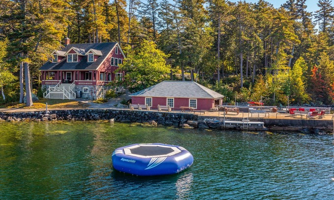 West Alton House | Large lakefront property with boat slip, gym, washer/dryer, central AC & firepit