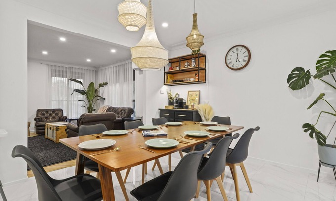 Tullamarine House | Large luxurious home - 5min to Airport, 16min to City