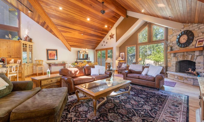 North Park City House | Large luxury 6 bedroom home close to the Silver Star lift