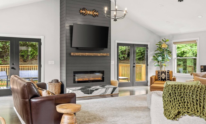 Nashville House | Large Luxury Oasis - Minutes from Airport, Downtown, Opry, Lake - 8 beds, 3 Bath